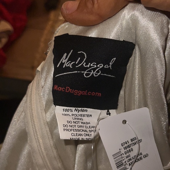 ๐HP๐MAC DUGGAL EMBELLISHED FRONT SLIT LONG SLEEVE GOWN. Size 4 and 6 - Picture 6 of 17